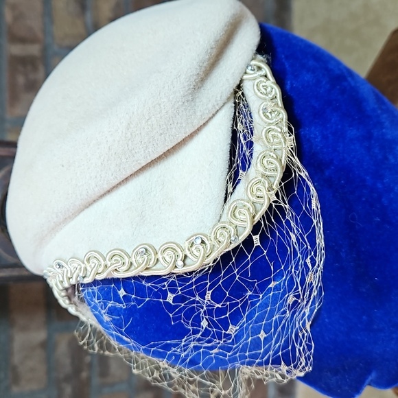 Vintage Christine Origional, New York ladies hat.  Felt, brocade, rhinestones. - Picture 4 of 7